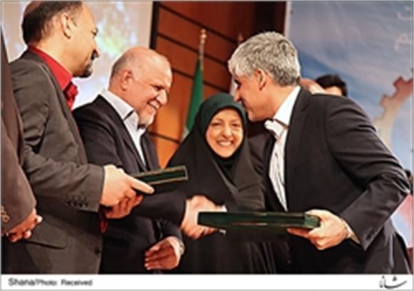 اهدا لوح تقدیر همایش صنعت سبز به پالایشگاه نفت تهران