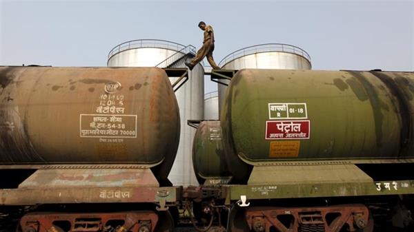 هندی ها فضا را برای ازسرگیری واردات نفت ایران فراهم می کنند