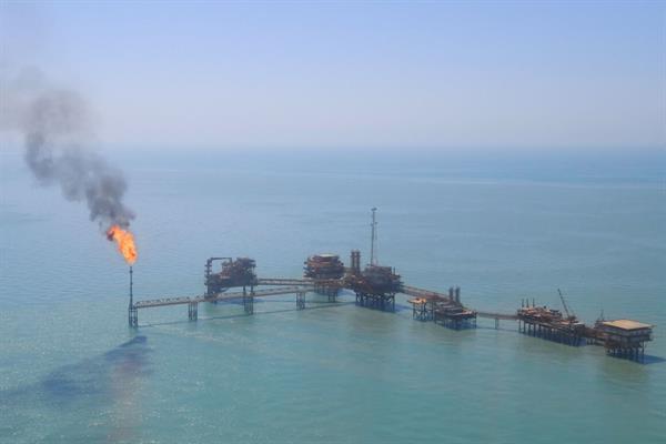 کاهش سوختن گازهای مشعل در مناطق عملیاتی نفت فلات قاره