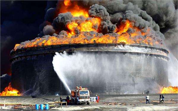 انبار نفتی در اوکراین در آتش سوخت