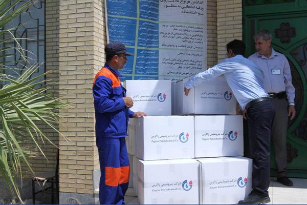 بسته های لوازم التحریر پتروشیمی زاگرس به دانش آموزان شهرستان عسلویه اهداء شد