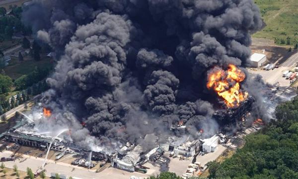 آتش سوزی در کارخانه مواد شیمیایی ایلینوی و تخلیه مناطق اطراف