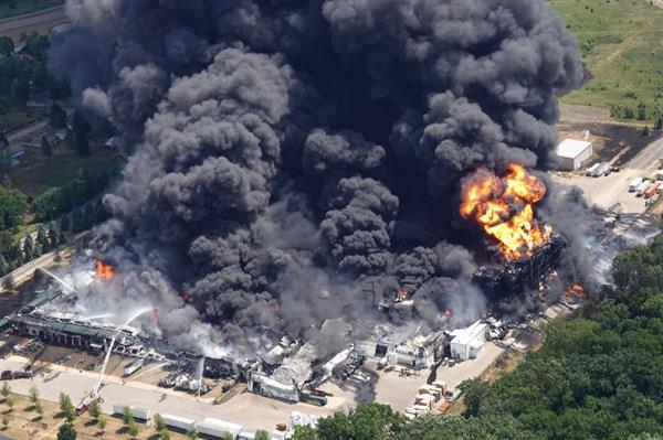 آتش سوزی در کارخانه مواد شیمیایی ایلینوی و تخلیه مناطق اطراف