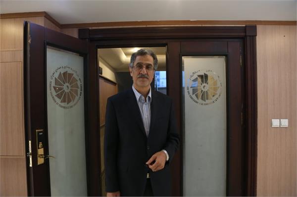 انتقاد رئیس اتاق تهران از تعیین دستوری نرخ سود: بانک‌ها علیه تولید تبانی کردند