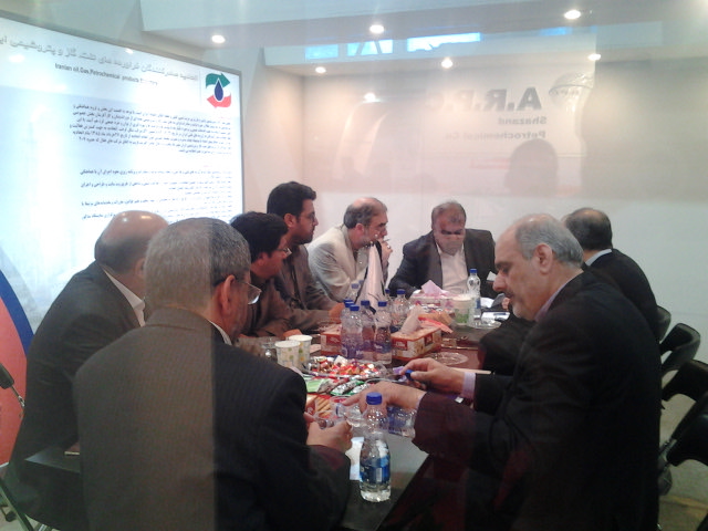 بازدید وزیر نفت از غرفه اتحادیه صادرکنندگان فراورده های نفت، گاز و پتروشیمی ایران