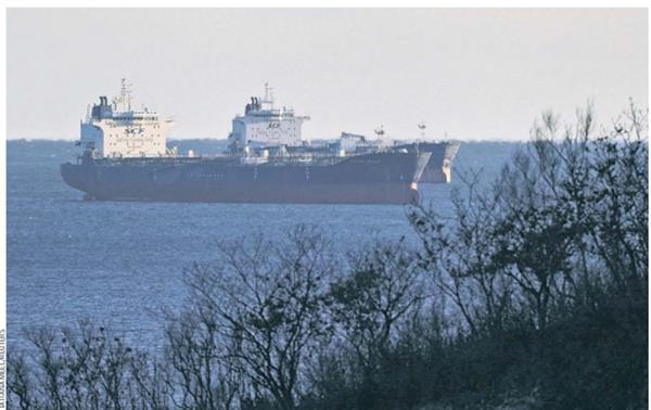 Oil Price Wavers as Russia Cap Kicks In