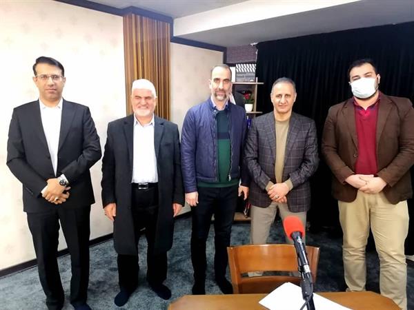 مناظره زنده "خوراک ارزان پتروشیمی‌ها"/حسینی:چرا کسی به سود ۶۳هزار میلیاردی پالایشگاه‌ها گیر نمی‌دهد/ مرادی: سود پتروشیمی‌ها حقوق نجومی مدیران شد