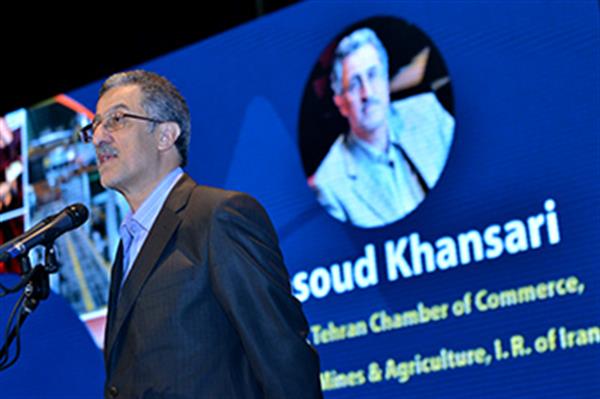 مسعود خوانساری در مراسم تقدیر از واحدهای صنعتی و معدنی عنوان کرد: تعیین دستوری نرخ سود کنار گذاشته شود دسترسی به بازارهای جهانی برای اقتصاد ایران یک ضرورت است
