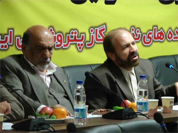 نشست خبری خسروجردی، رییس هیات مدیره اتحادیه صادرکنندگان فرآورده های نفتی، گاز و پتروشیمی ایران