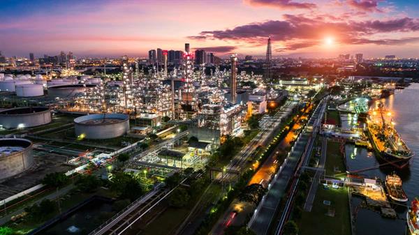 US Refiners Reduce Crude Processing For First Time Since 2009