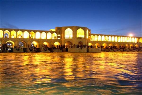 زاینده رود در اصفهان تا دهه نخست خردادماه جاری است