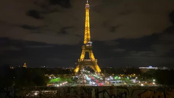 Paris Cuts Lights To Save Energy