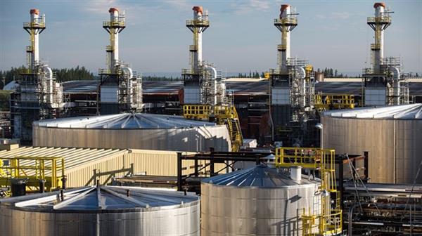 World energy leaders see slow oil recovery, renewables growth