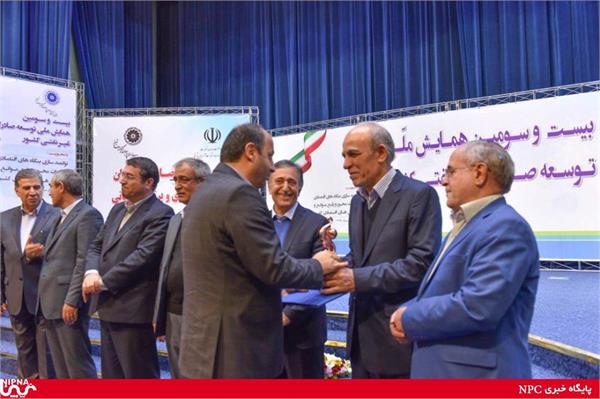 دریافت تندیس ویژۀ صادرات غیر نفتی کشور توسط پتروشیمی تبریز