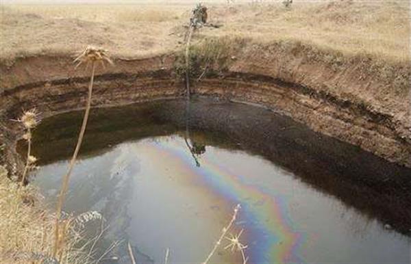 بررسی آلودگی نفتی آب منطقه سرخون اردل باحضور معاون وزیرنفت