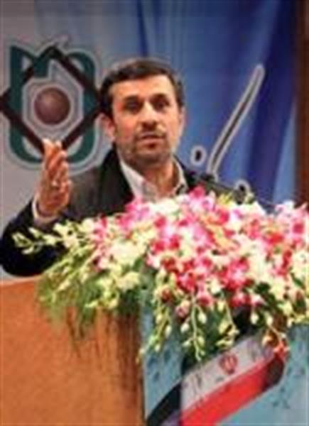احمدی نژاد: تمام توان صنعت نفت برای جلوگیری از خام فروشی برنامه ریزی شده است