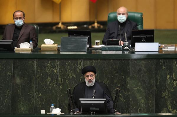موضوع فروش نفت و افزایش درآمدهای ارزی با موفقیت دنبال می‌شود
