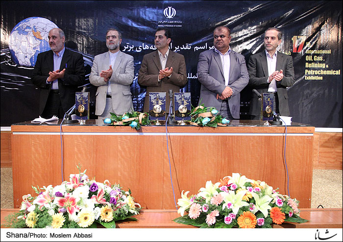 قدردانی وزیر نفت از غرفه های برگزیده هفدهمین نمایشگاه نفت